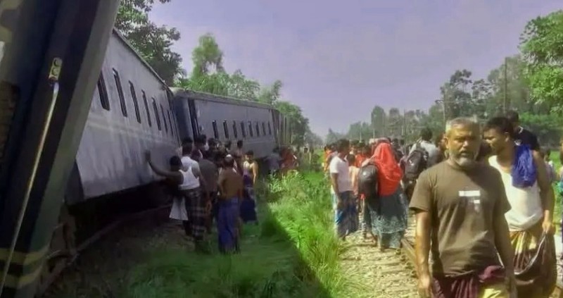কর্ণফুলী কমিউটার ট্রেন লাইনচ্যুত! চট্টগ্রাম-ঢাকা রেলপথে বিপর্যয়, বন্ধ ট্রেন চলাচল